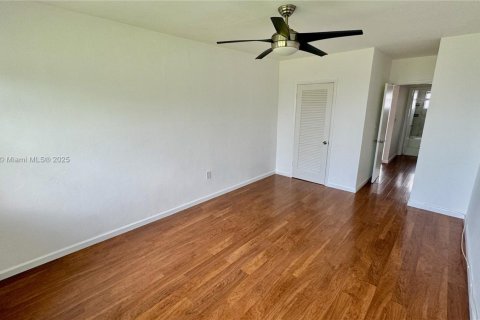 Снять в аренду кондоминиум в Норт-Бей-Виллидж, Флорида 1 спальня, 68.84м2, № 1936631 - фото 11