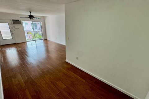 Снять в аренду кондоминиум в Норт-Бей-Виллидж, Флорида 1 спальня, 68.84м2, № 1936631 - фото 7