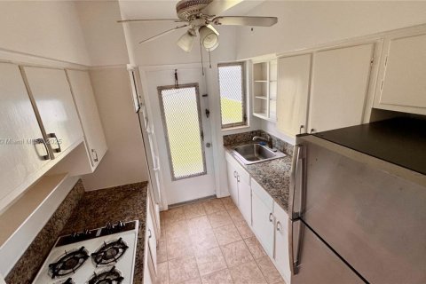 Снять в аренду кондоминиум в Норт-Бей-Виллидж, Флорида 1 спальня, 68.84м2, № 1936631 - фото 1