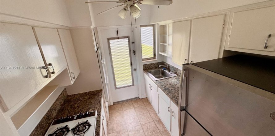 Кондоминиум с 1 спальней в Норт-Бей-Виллидж, Флорида № 1936631