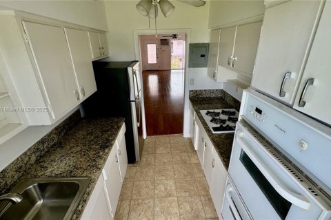 Снять в аренду кондоминиум в Норт-Бей-Виллидж, Флорида 1 спальня, 68.84м2, № 1936631 - фото 2