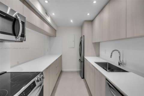 Condo in Key Biscayne, Florida, 1 bedroom  № 2059729 - photo 8