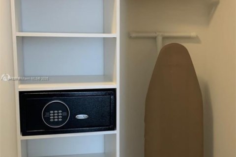 Copropriété à vendre à Hollywood, Floride: 2 chambres, 99.87 m2 № 2169562 - photo 17