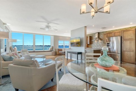 Condo in Sarasota, Florida, 2 bedrooms № 2152099 - photo 12