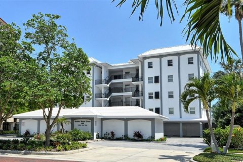 Condo in Sarasota, Florida, 2 bedrooms № 2152099 - photo 2