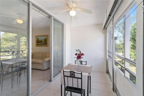 Condo in Lauderdale Lakes, Florida, 1 bedroom  № 1612035 - photo 12