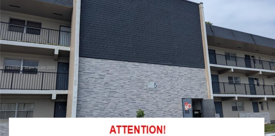 Condominio en Tamarac, Florida, 2 dormitorios № 1836132