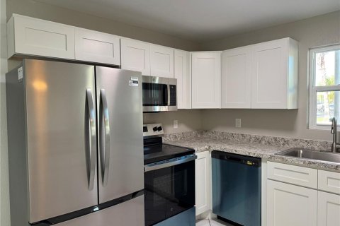 Copropriété à louer à New Port Richey, Floride: 2 chambres, 80.27 m2 № 2405714 - photo 2