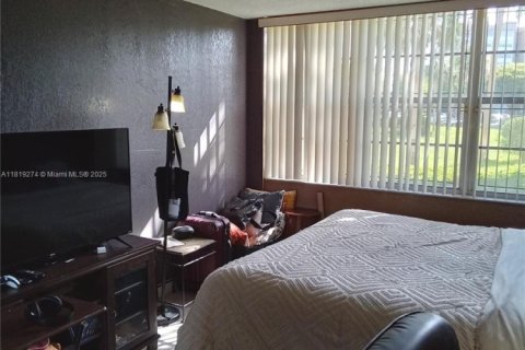 Condo in Pembroke Pines, Florida, 2 bedrooms  № 1779944 - photo 19
