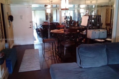 Condo in Pembroke Pines, Florida, 2 bedrooms  № 1779944 - photo 6
