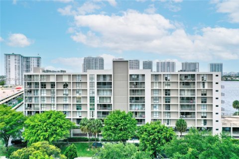 Condo in Sunny Isles Beach, Florida, 2 bedrooms № 1986088 - photo 28