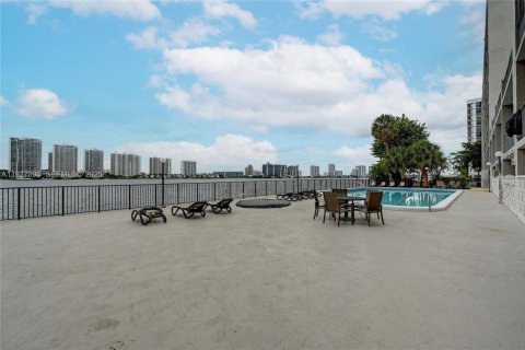 Condo in Sunny Isles Beach, Florida, 2 bedrooms № 1986088 - photo 23