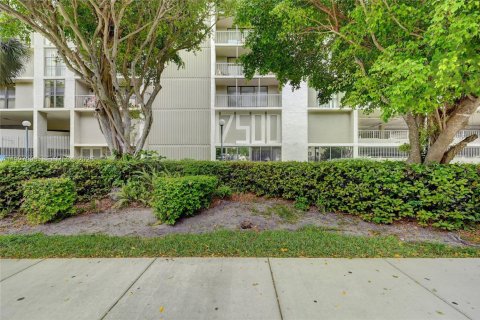 Condo in Sunny Isles Beach, Florida, 2 bedrooms № 1986088 - photo 24