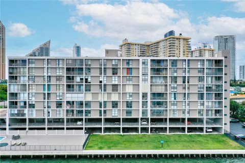 Condo in Sunny Isles Beach, Florida, 2 bedrooms № 1986088 - photo 26