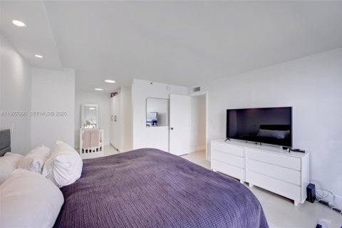 Condo in Sunny Isles Beach, Florida, 2 bedrooms № 1986088 - photo 20