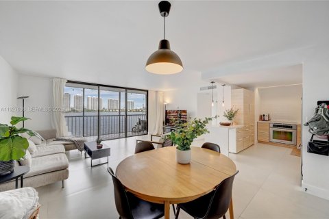 Condo in Sunny Isles Beach, Florida, 2 bedrooms № 1986088 - photo 2