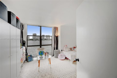 Condo in Sunny Isles Beach, Florida, 2 bedrooms № 1986088 - photo 15