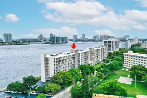 Condo in Sunny Isles Beach, Florida, 2 bedrooms № 1986088 - photo 27