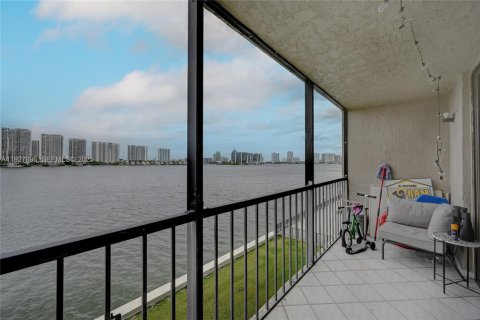Condo in Sunny Isles Beach, Florida, 2 bedrooms № 1986088 - photo 13