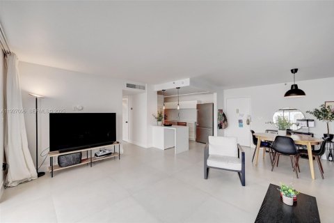 Condo in Sunny Isles Beach, Florida, 2 bedrooms № 1986088 - photo 5