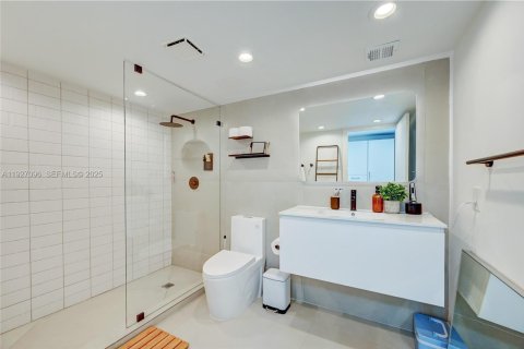 Condo in Sunny Isles Beach, Florida, 2 bedrooms № 1986088 - photo 22