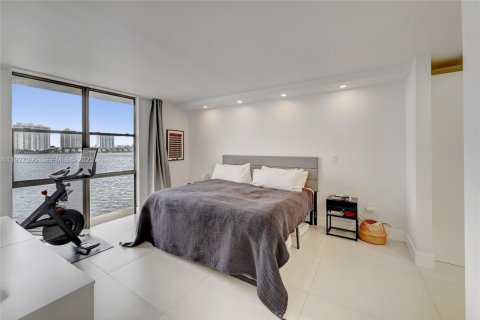 Condo in Sunny Isles Beach, Florida, 2 bedrooms № 1986088 - photo 18