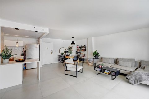 Condo in Sunny Isles Beach, Florida, 2 bedrooms № 1986088 - photo 3