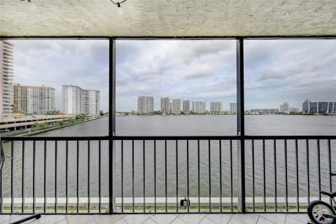 Condo in Sunny Isles Beach, Florida, 2 bedrooms № 1986088 - photo 12