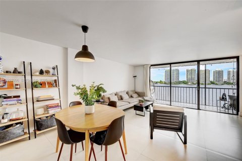 Condo in Sunny Isles Beach, Florida, 2 bedrooms № 1986088 - photo 1