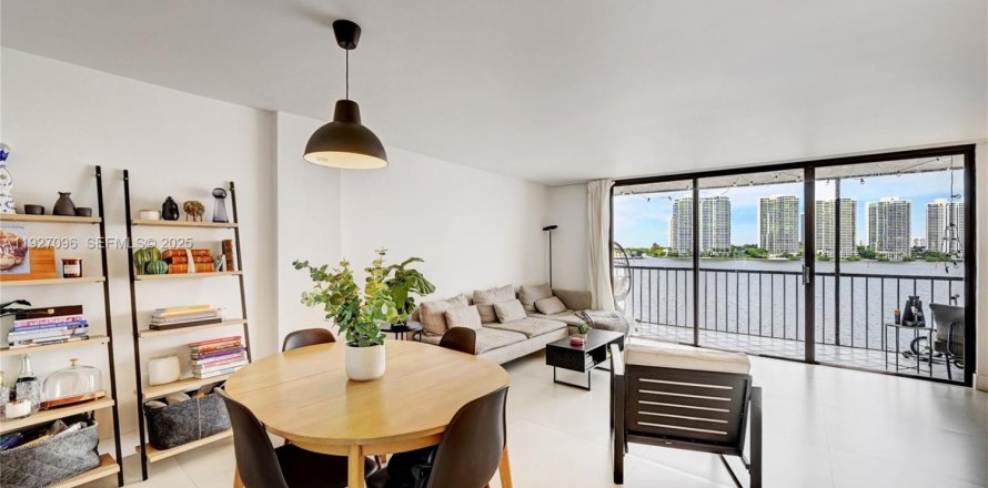 Condo in Sunny Isles Beach, Florida, 2 bedrooms № 1986088