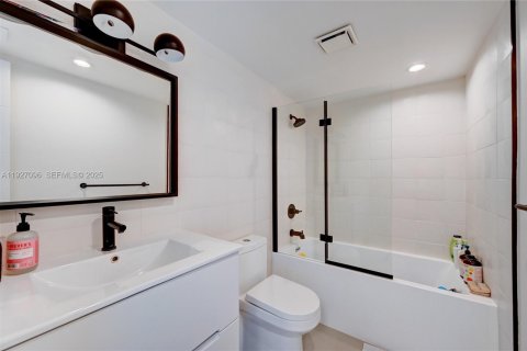 Condo in Sunny Isles Beach, Florida, 2 bedrooms № 1986088 - photo 11