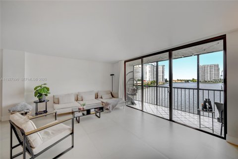 Condo in Sunny Isles Beach, Florida, 2 bedrooms № 1986088 - photo 6