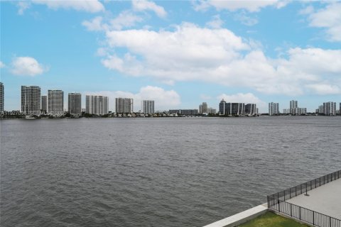 Condo in Sunny Isles Beach, Florida, 2 bedrooms № 1986088 - photo 14