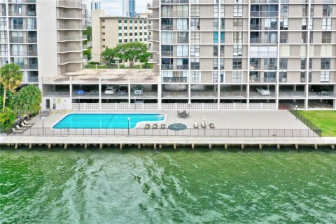 Condo in Sunny Isles Beach, Florida, 2 bedrooms № 1986088 - photo 25