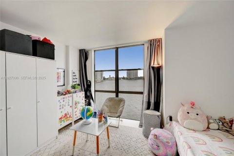 Condo in Sunny Isles Beach, Florida, 2 bedrooms № 1986088 - photo 17