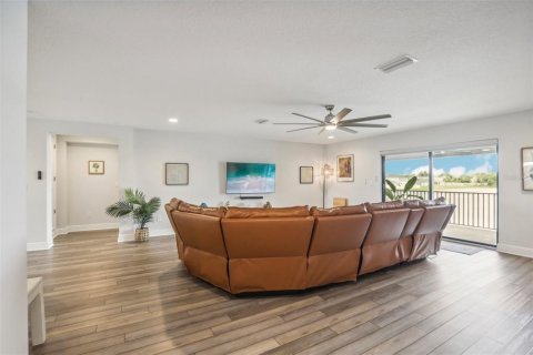 House in Riverview, Florida 5 bedrooms, 392.79 sq.m. № 1568232 - photo 27
