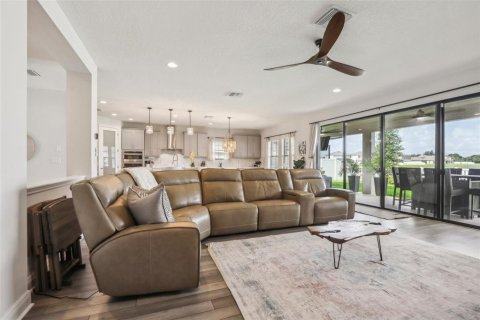 House in Riverview, Florida 5 bedrooms, 392.79 sq.m. № 1568232 - photo 17