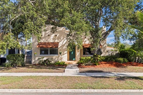 House in Saint Petersburg, Florida 3 bedrooms, 189.71 sq.m. № 2408900 - photo 2