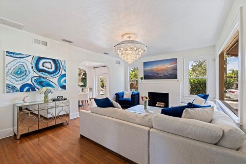 House in Saint Petersburg, Florida 3 bedrooms, 189.71 sq.m. № 2408900 - photo 8