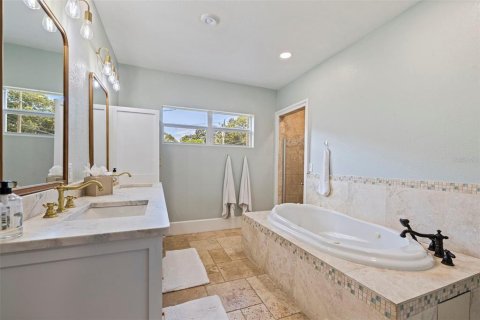 House in Saint Petersburg, Florida 3 bedrooms, 189.71 sq.m. № 2408900 - photo 25