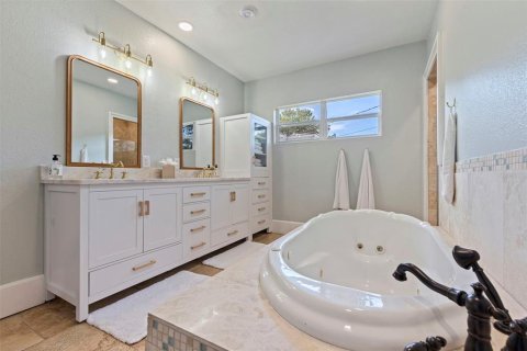 House in Saint Petersburg, Florida 3 bedrooms, 189.71 sq.m. № 2408900 - photo 24