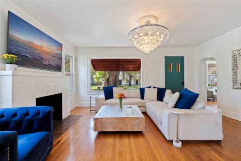 House in Saint Petersburg, Florida 3 bedrooms, 189.71 sq.m. № 2408900 - photo 11