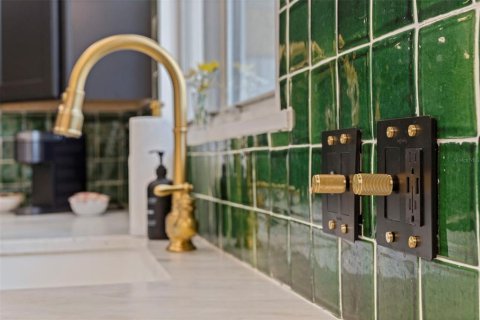 House in Saint Petersburg, Florida 3 bedrooms, 189.71 sq.m. № 2408900 - photo 17