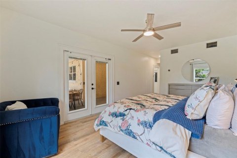 House in Saint Petersburg, Florida 3 bedrooms, 189.71 sq.m. № 2408900 - photo 22