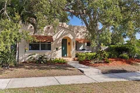 House in Saint Petersburg, Florida 3 bedrooms, 189.71 sq.m. № 2408900