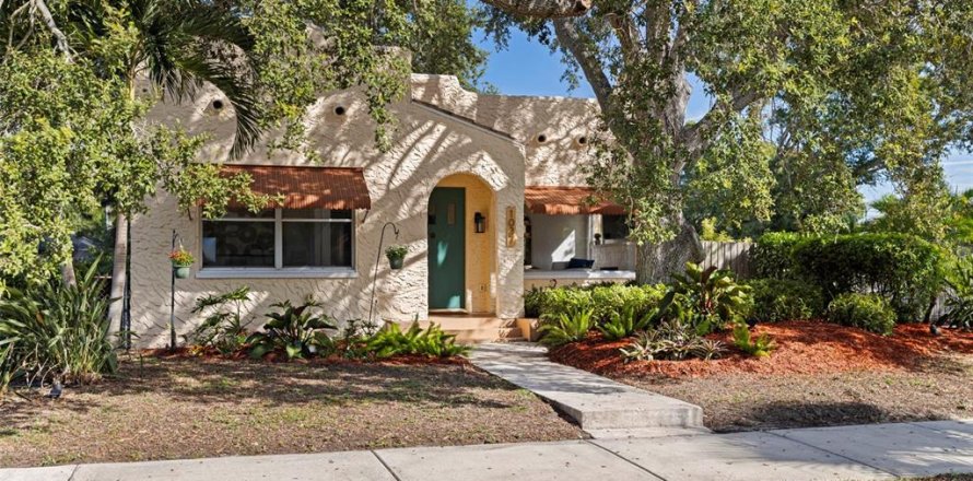 House in Saint Petersburg, Florida 3 bedrooms, 189.71 sq.m. № 2408900