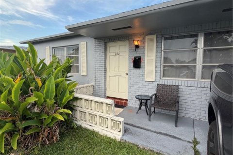 House in Margate, Florida 2 bedrooms, 89 sq.m. № 2242157 - photo 4