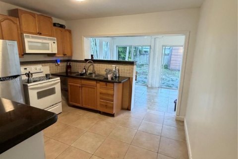 House in Margate, Florida 2 bedrooms, 89 sq.m. № 2242157 - photo 7