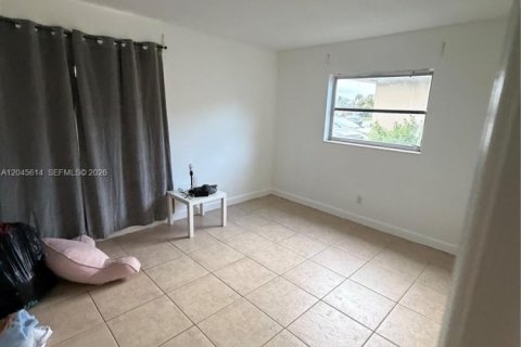 House in Margate, Florida 2 bedrooms, 89 sq.m. № 2242157 - photo 11