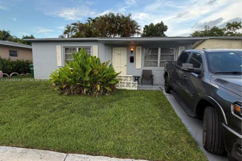 House in Margate, Florida 2 bedrooms, 89 sq.m. № 2242157 - photo 2